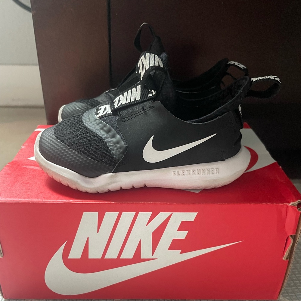 Toddler Nike flex runner size 6c